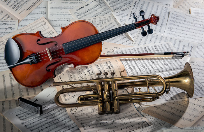 closeup-violin-trumpet-note-sheets-lights nauka